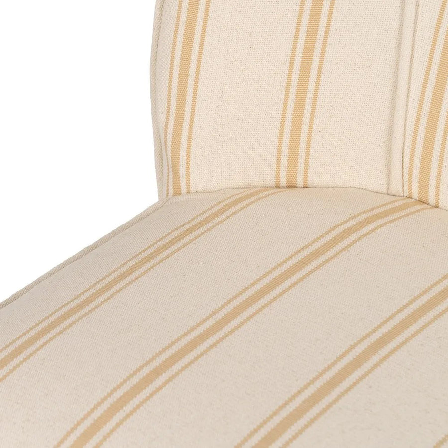 Háttámla és ülőfelület varrásainak közeli részlete.