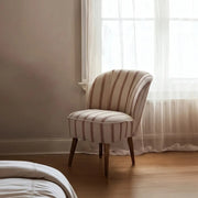 CLUB EMMA fotel természetes fényben, meleg tónusú nappaliban elhelyezve.