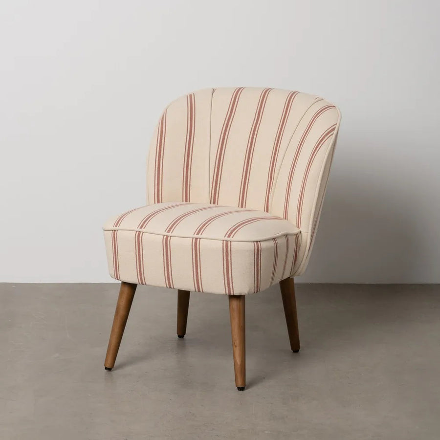 Terrakotta-fehér csíkos kárpitozású klub fotel minimalista beltérben, betonpadlón.