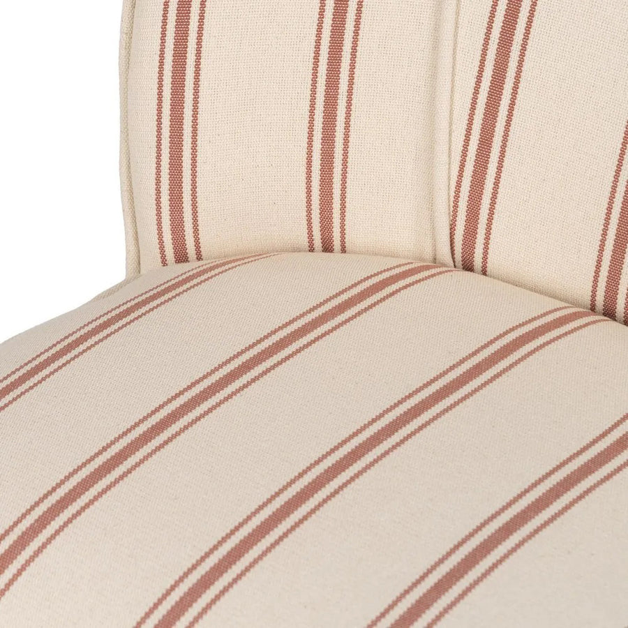 A kárpit részlete – terrakotta-fehér csíkozás és finom textúrájú szövet.