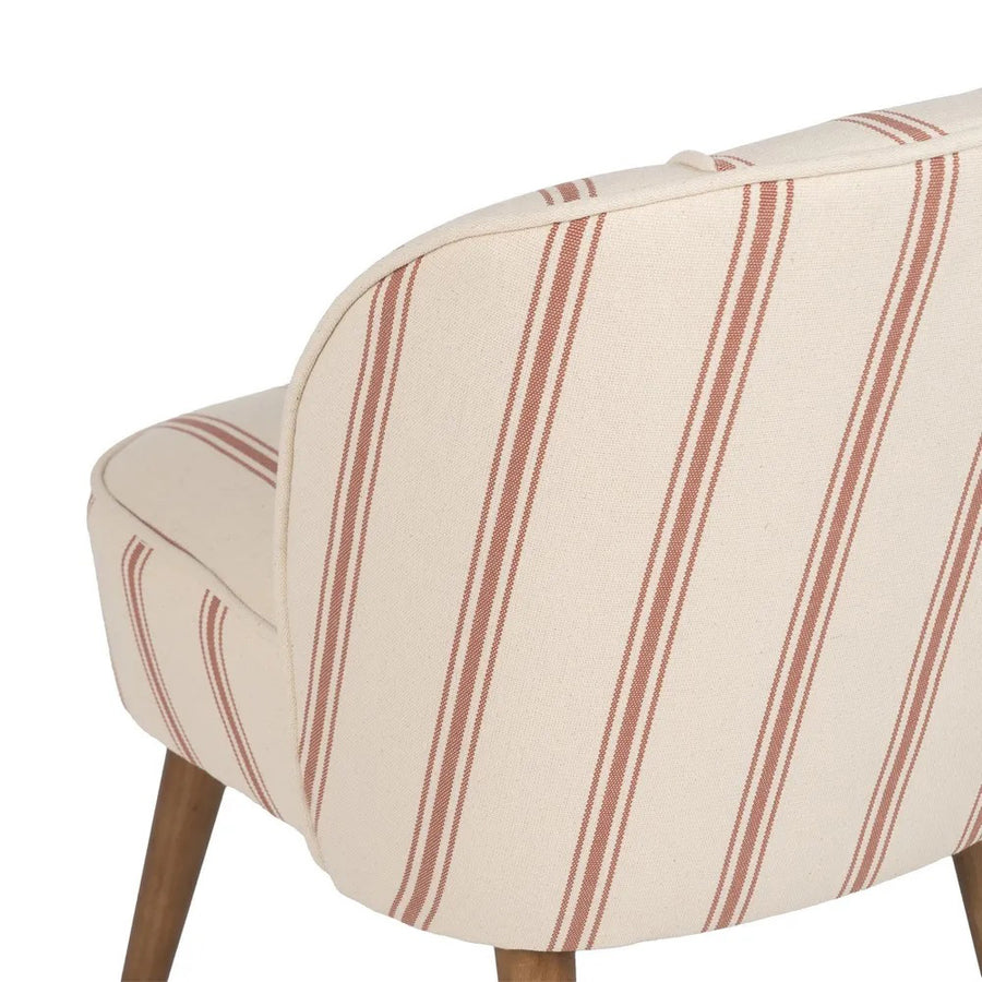 A fotel hátsó részlete, elegáns lekerekített formával és természetes fa lábakkal.