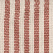 Szövet textúra közelről – terrakotta és törtfehér csíkos kárpit finom szövésben.