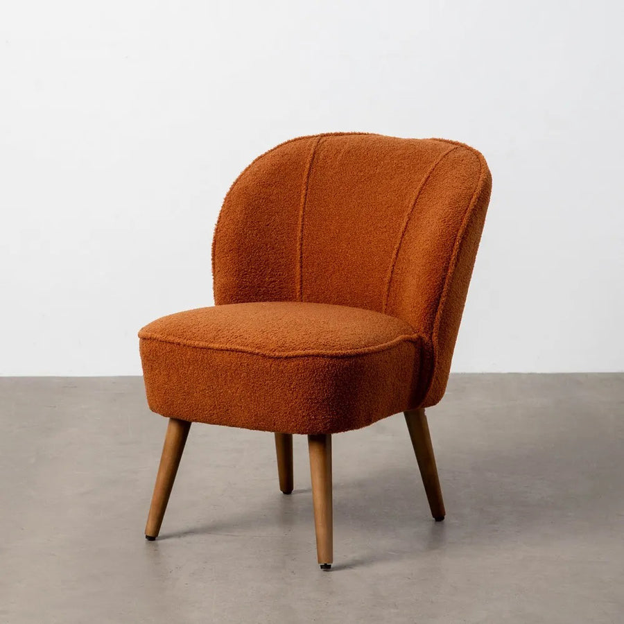 CLUB EMMA fotel meleg árnyalatú bouclé szövettel, minimalista térben.