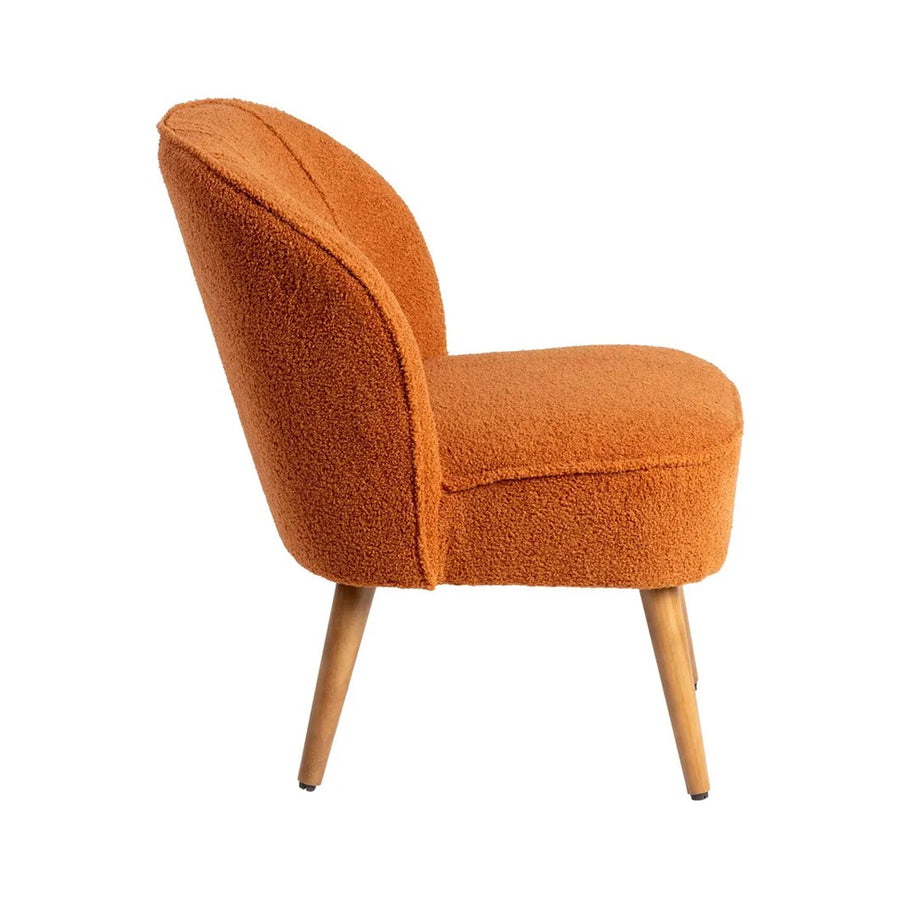 Fotel oldalnézetből – lekerekített háttámla és puha, hurkolt szövet.