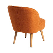 Terrakotta klub fotel hátulnézetből, tömör fa lábakkal.