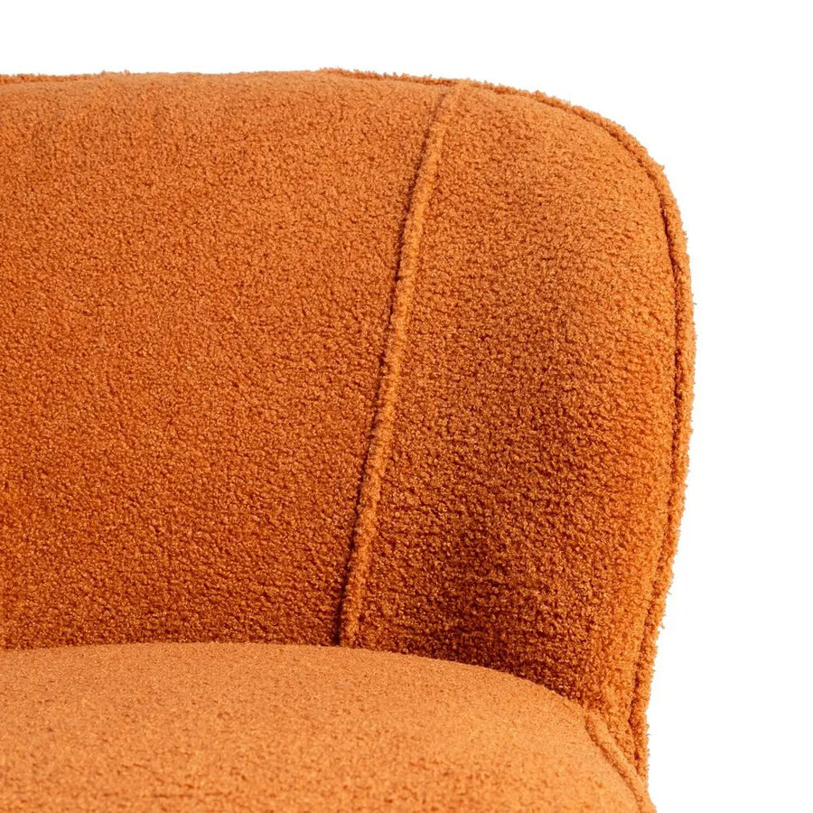 Kárpit részlete – bouclé textúra a CLUB EMMA terrakotta fotelen.