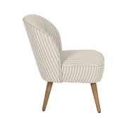 CLUB EMMA klub fotel oldalsó nézete, lekerekített háttámlával és fa lábakkal.