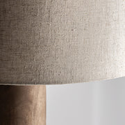 Barna színű design állólámpa, krém színű juta lámpaernyővel.