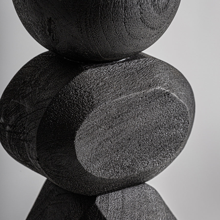 Mangófából faragott, fekete színű design állólámpa, krém színű juta lámpaernyővel.