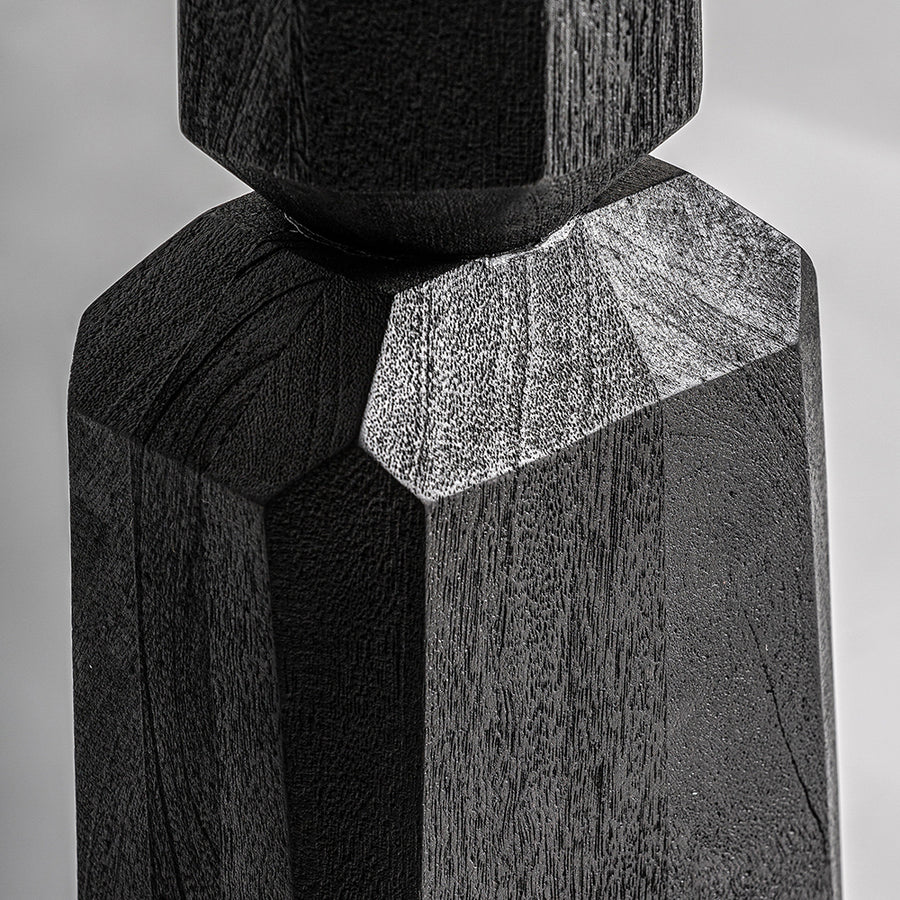 Mangófából faragott, fekete színű design állólámpa, krém színű juta lámpaernyővel.