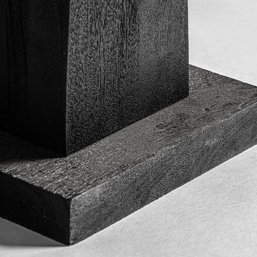 Mangófából faragott, fekete színű design állólámpa, krém színű juta lámpaernyővel.