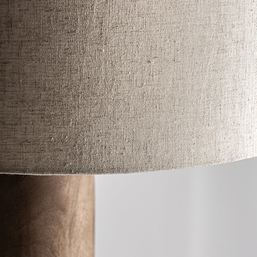 Barna színű design asztali lámpa, krém színű juta lámpaernyővel.