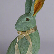 Türkizszínű, masnival díszített nyuszi figura.