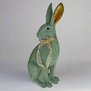 Türkizszínű, masnival díszített nyuszi figura.