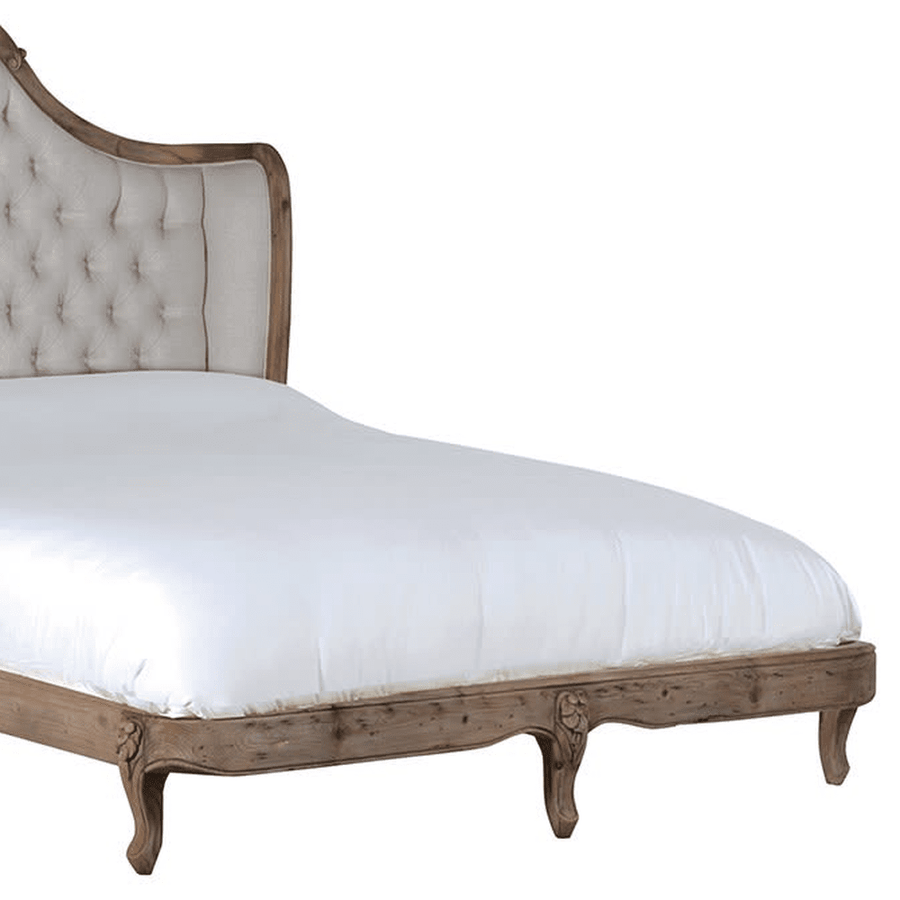 Natúr színű, ekrüszínű szövettel kárpitozott kézműves franciaágy.