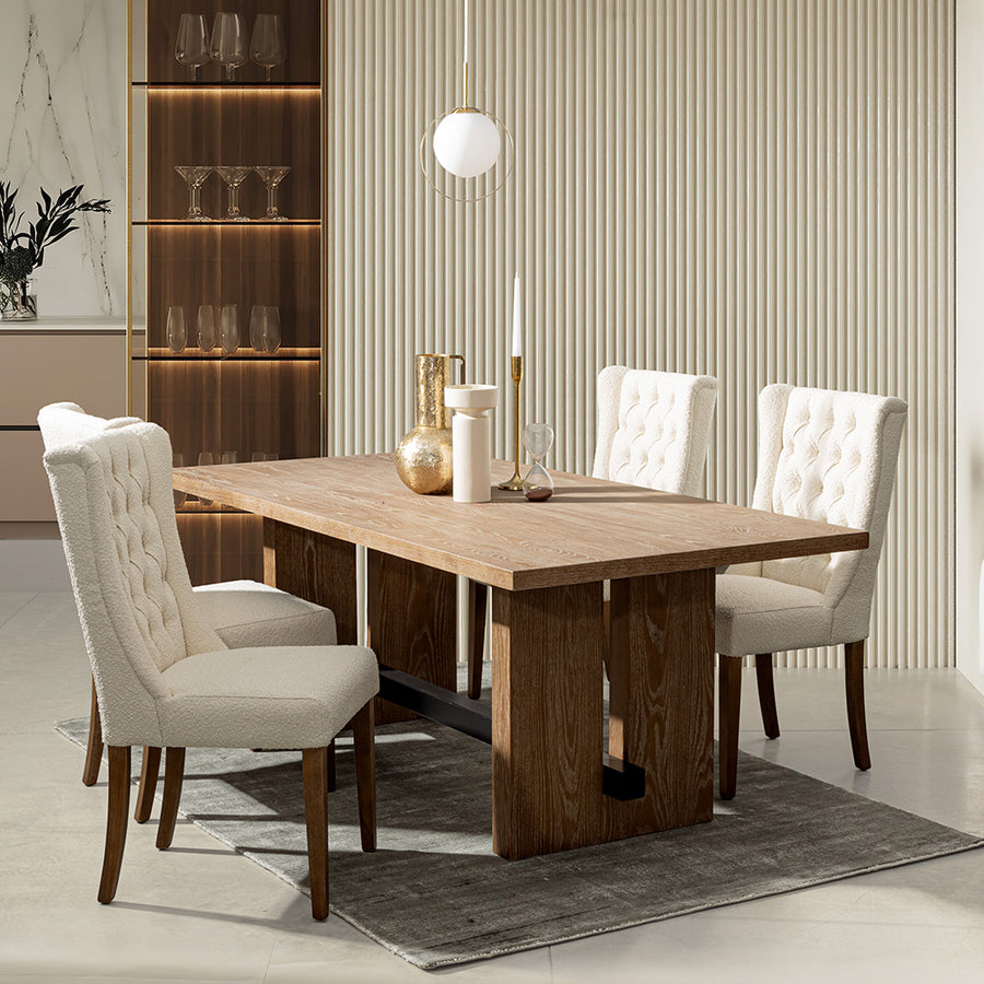 Krémszínű buklészövettel kárpitozott, tölgyfából készült szék.