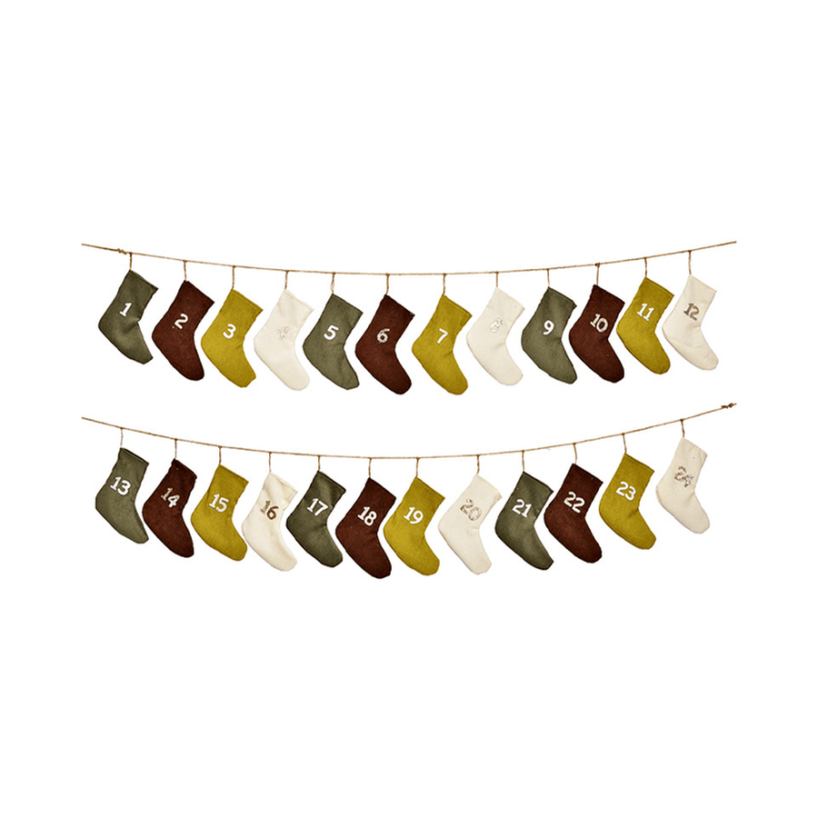 Textilzoknikból készült, adventi naptár girland.