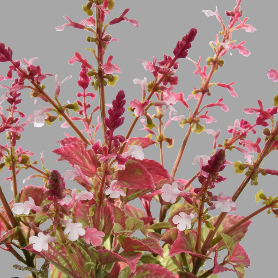 Szürke színű cserépbe helyezett, mű levendula bokor.