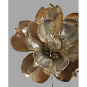 Csipeszes kialalkítású, magnólia virág formájú karácsonyfadísz.