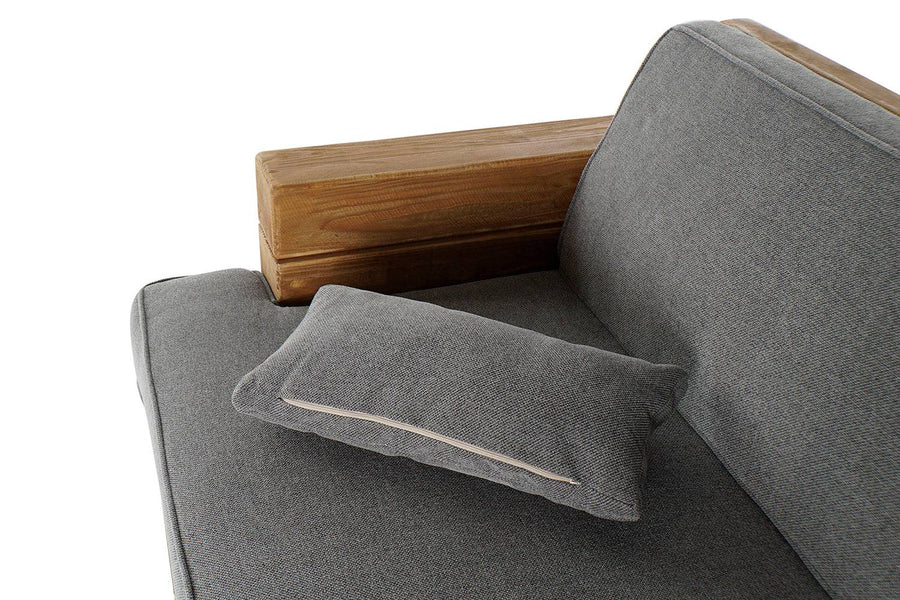 Közelkép – karfa és levehető huzatú oldalpárna a DADU kanapén.