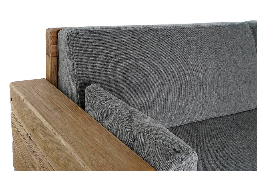 Háttámla részlet – letisztult szürke szövet és natúr fa kombinációja.