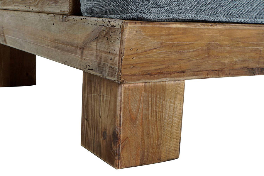 Láb részlet – tömörfa láb és masszív váz a DADU kanapén.