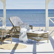 Kerekes kialakítású, antikszürke színű, műrattan napozóágy.