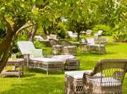 Kerekes kialakítású, antikszürke színű, műrattan napozóágy.