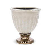 Krémszínű, bordázott kerámia kaspó aranyhatású talppal – elölnézeti kép