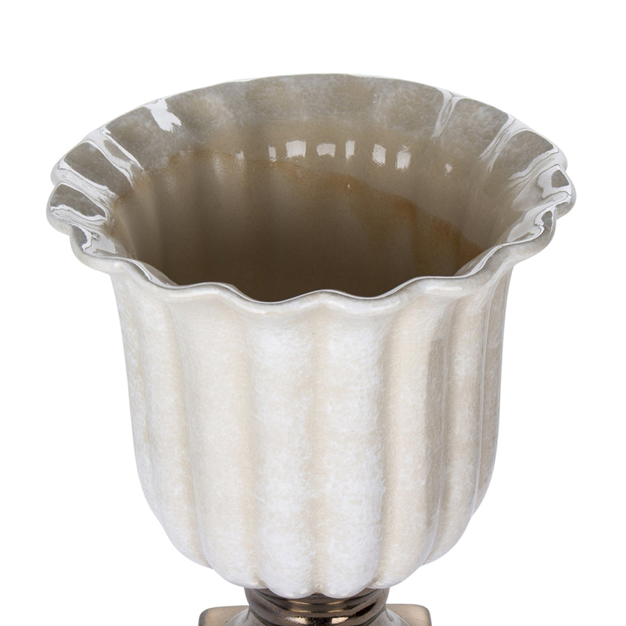 Felülnézeti kép a hullámos szélű Dalia kaspó belső mázáról és íves pereméről