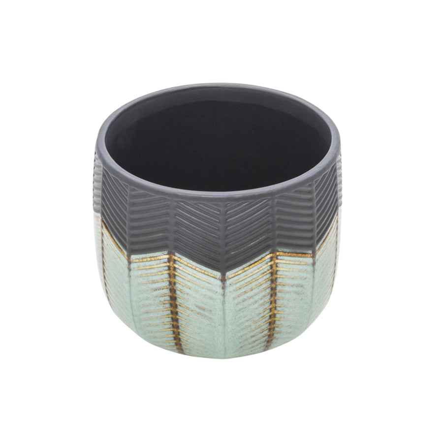 Stílusos kerámia kaspó oldalnézetből, dombormintás felülettel