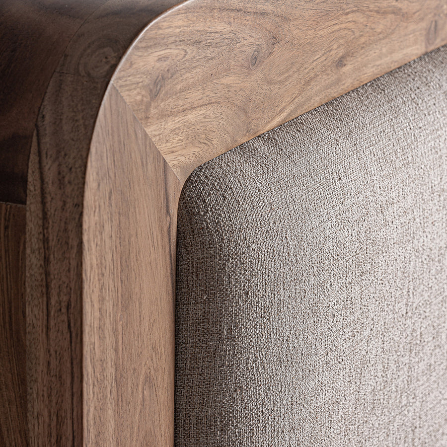 Japandi stílusú, bézs színű betétes, akácfa franciaágy.