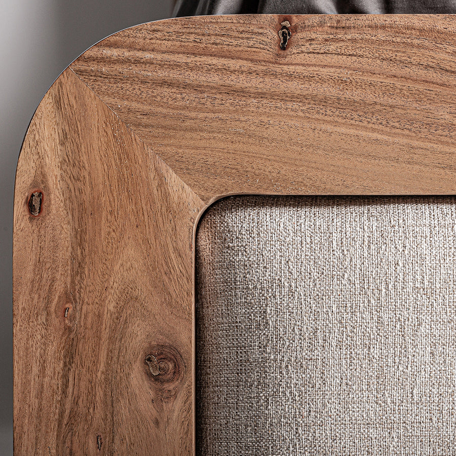 Japandi stílusú, bézs színű betétes, akácfa franciaágy.