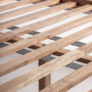 Japandi stílusú, bézs színű betétes, akácfa franciaágy.