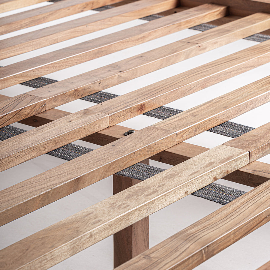 Japandi stílusú, bézs színű betétes, akácfa franciaágy.