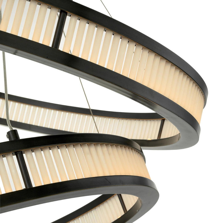 Opálos matt felületű üvegrudakból álló dizájn csillár.