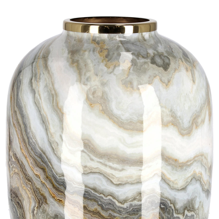 Fémből készült, kézműves dizájn váza.