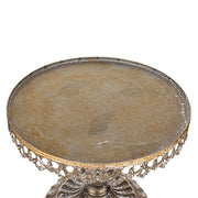 Óarany színű fémből készült, díszes kialakítású süteményes állvány üvegbúrával.