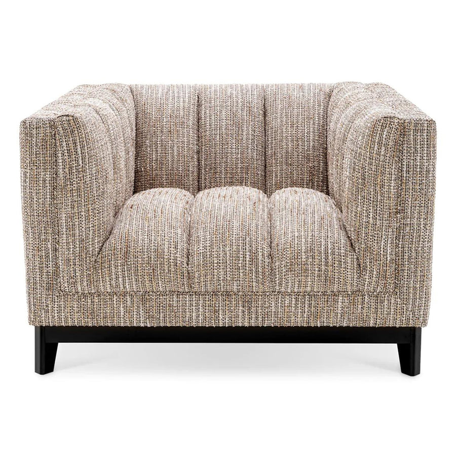 Bézs színű szövettel kárpitozott, prémium minőségű, formatervezett design fotel.