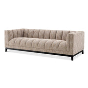 Bézs színű szövettel kárpitozott, prémium minőségű, formatervezett design kanapé.