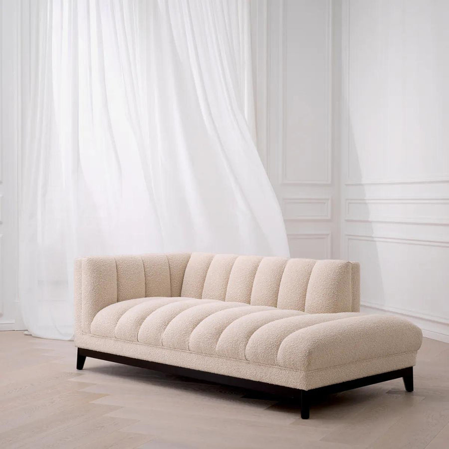 Krémszínű buklé szövettel kárpitozott, prémium minőségű, formatervezett design szófa.