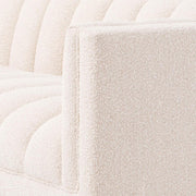 Krémszínű buklé szövettel kárpitozott, prémium minőségű, formatervezett design kanapé.