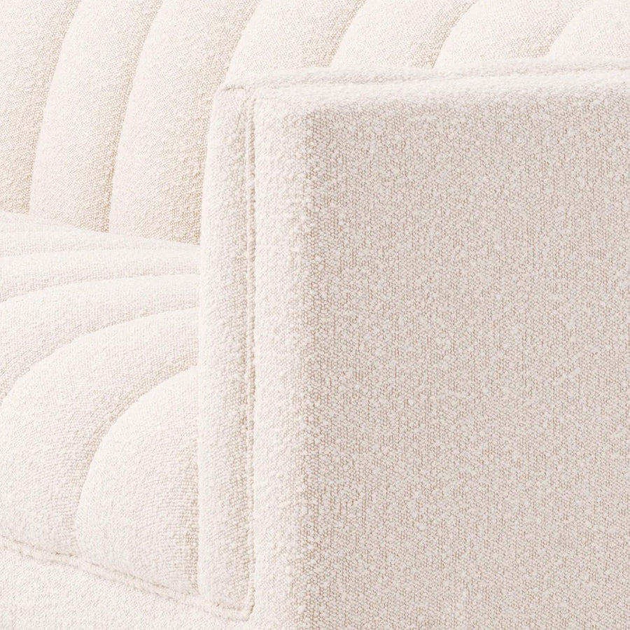 Krémszínű buklé szövettel kárpitozott, prémium minőségű, formatervezett design kanapé.