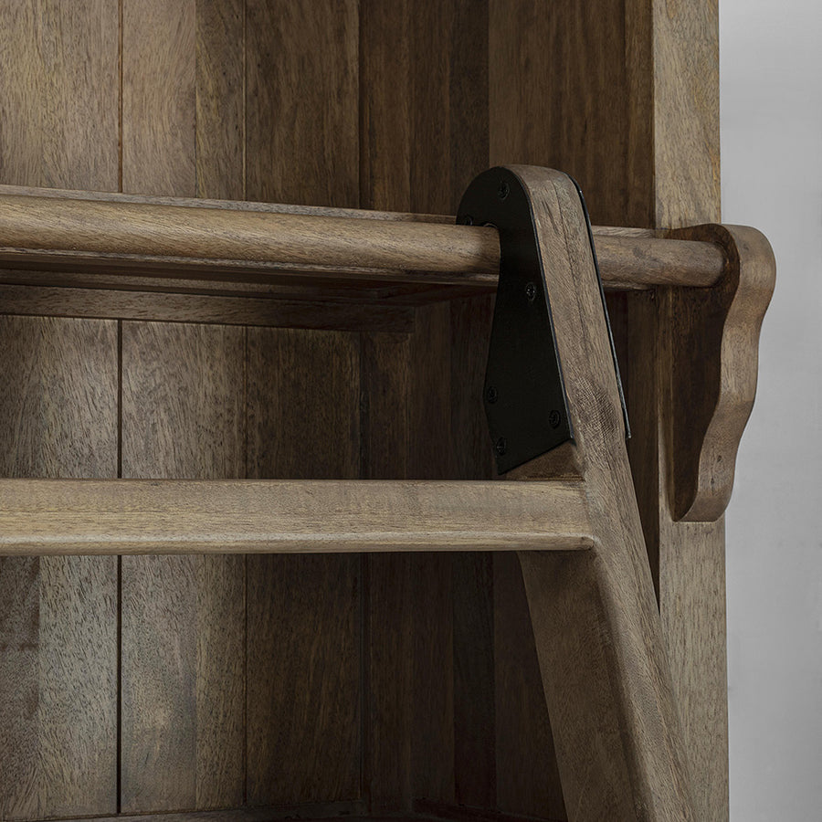 Klasszikus stílusú, létrával ellátott, mangófából készült könyvszekrény.