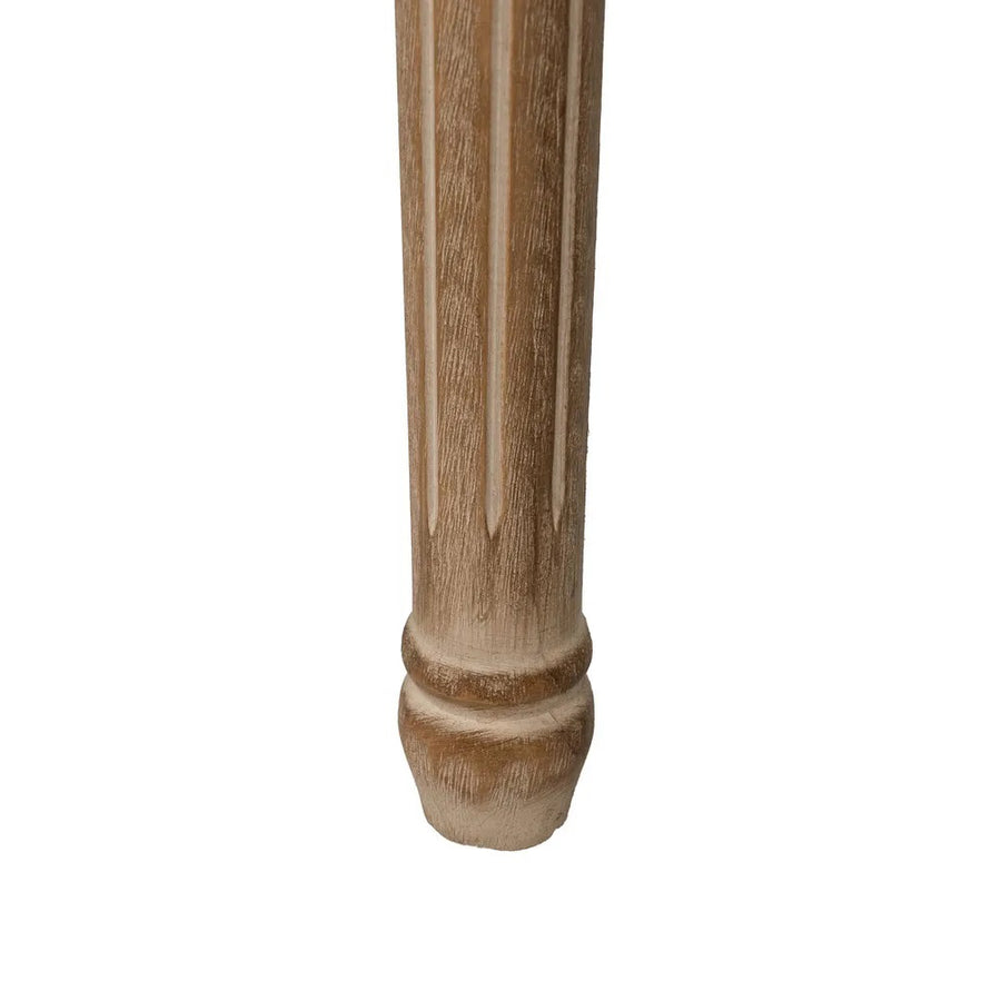 Faragott lábú, bézs színű szövettel kárpitozott ülőpad.