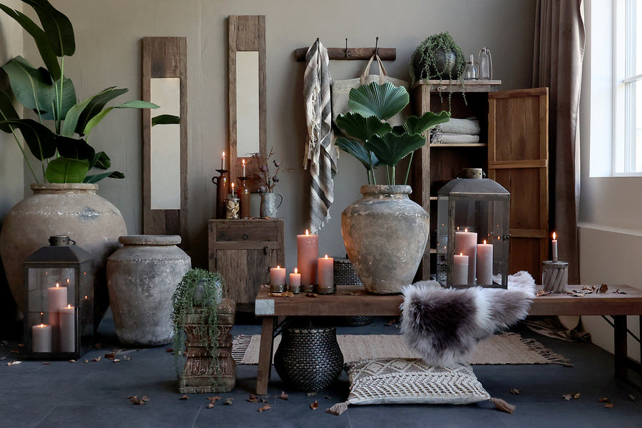 Rézszínű, fémből készült kézműves lámpás.