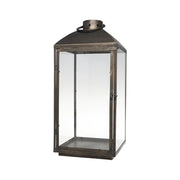 Rézszínű, fémből készült kézműves lámpás.