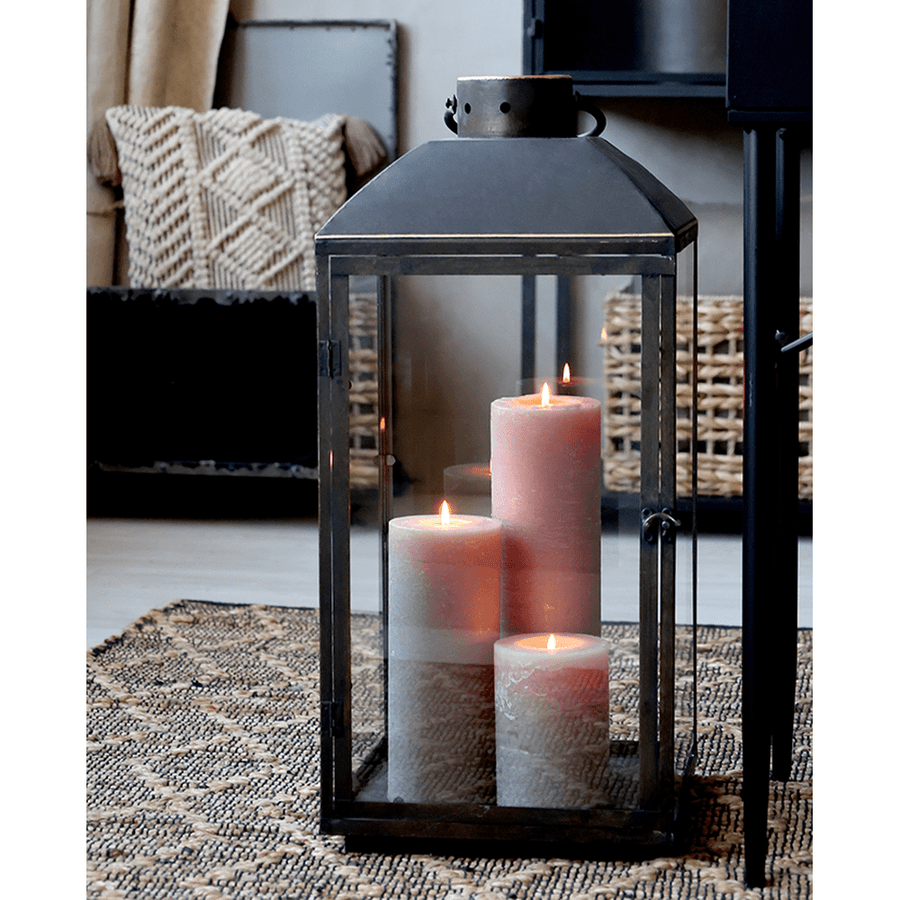 Rézszínű, fémből készült kézműves lámpás.