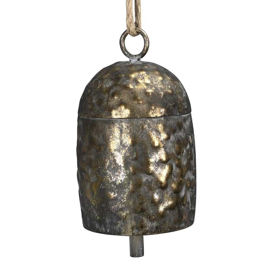 Közelről fotózott Doré antik réz kolomp, kalapált fémfelülettel és gyűrűs felfüggesztéssel, vidéki stílusú karácsonyi kiegészítő.