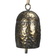 Közelről fotózott Doré antik réz kolomp, kalapált fémfelülettel és gyűrűs felfüggesztéssel, vidéki stílusú karácsonyi kiegészítő.